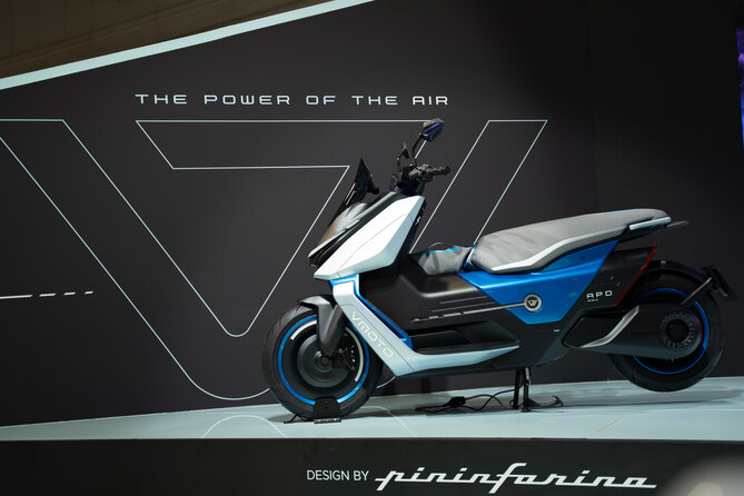 Maxi scooter Vmoto APD MAX Concept designed by Pininfarina